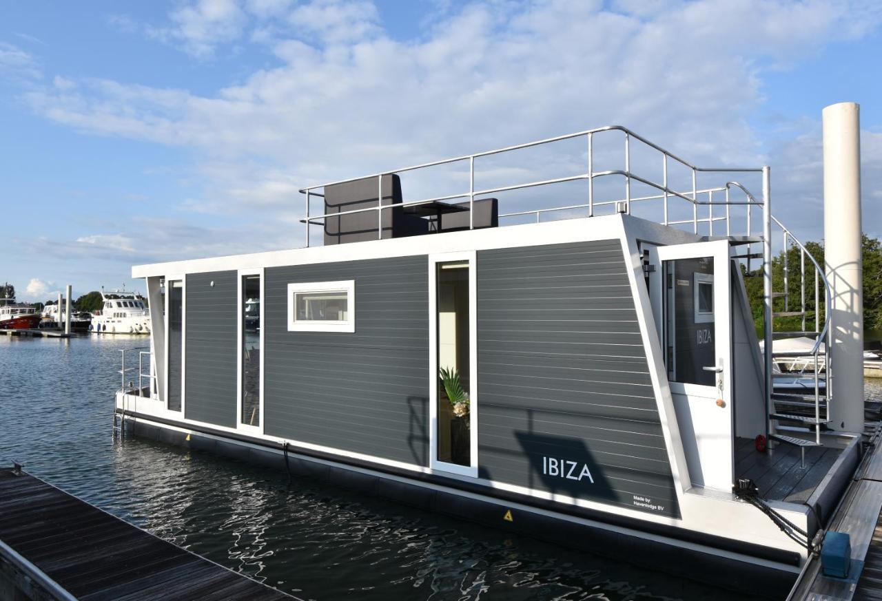 Tiny Floating House Ibiza Villa มาสทริชท์ ภายนอก รูปภาพ