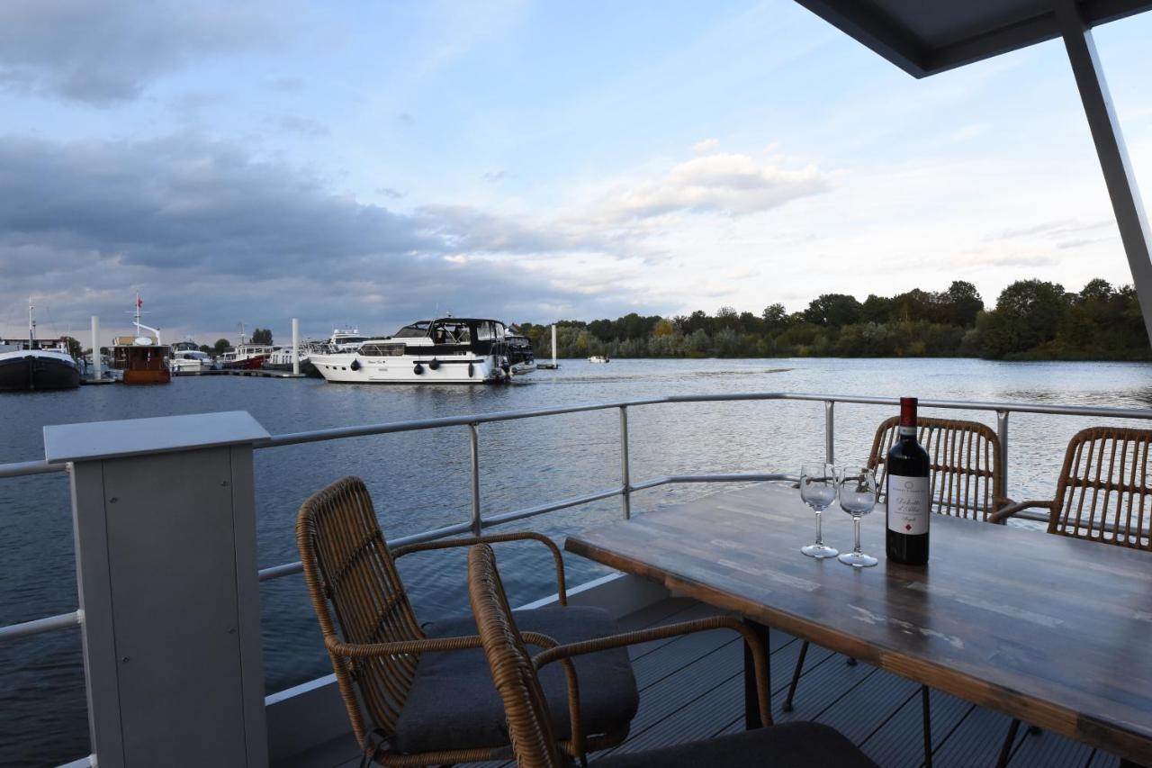 Tiny Floating House Ibiza Villa มาสทริชท์ ภายนอก รูปภาพ